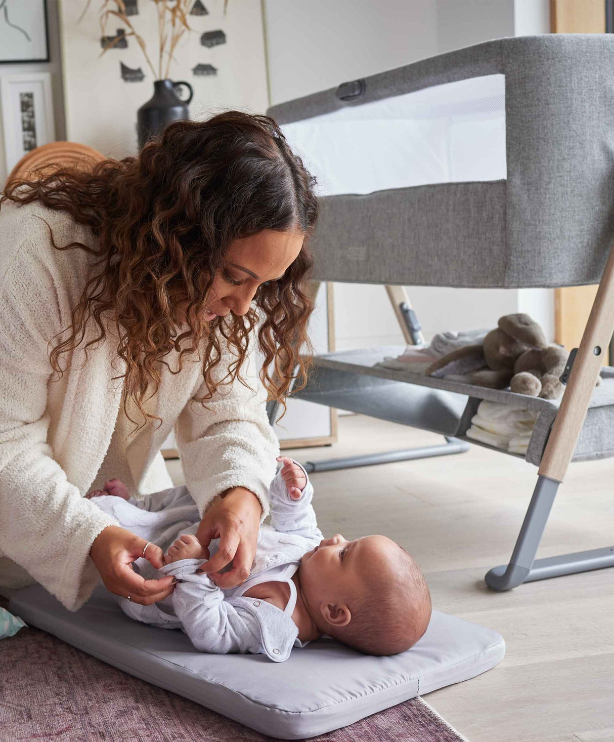 Mamas & Papas Lua Bedside Crib with Sheets & Mattress Protector - Grey