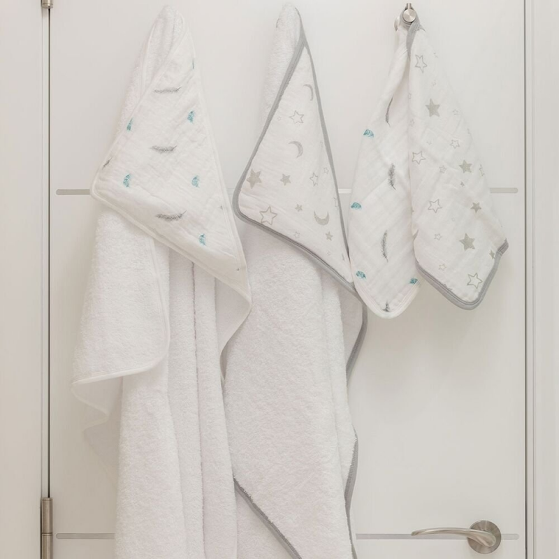 Petite Piccolo Hooded Bath Towel & Washcloth Set – Moon & Stars